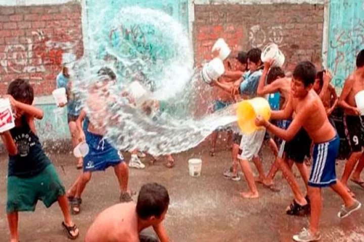carnavales-lima-agua